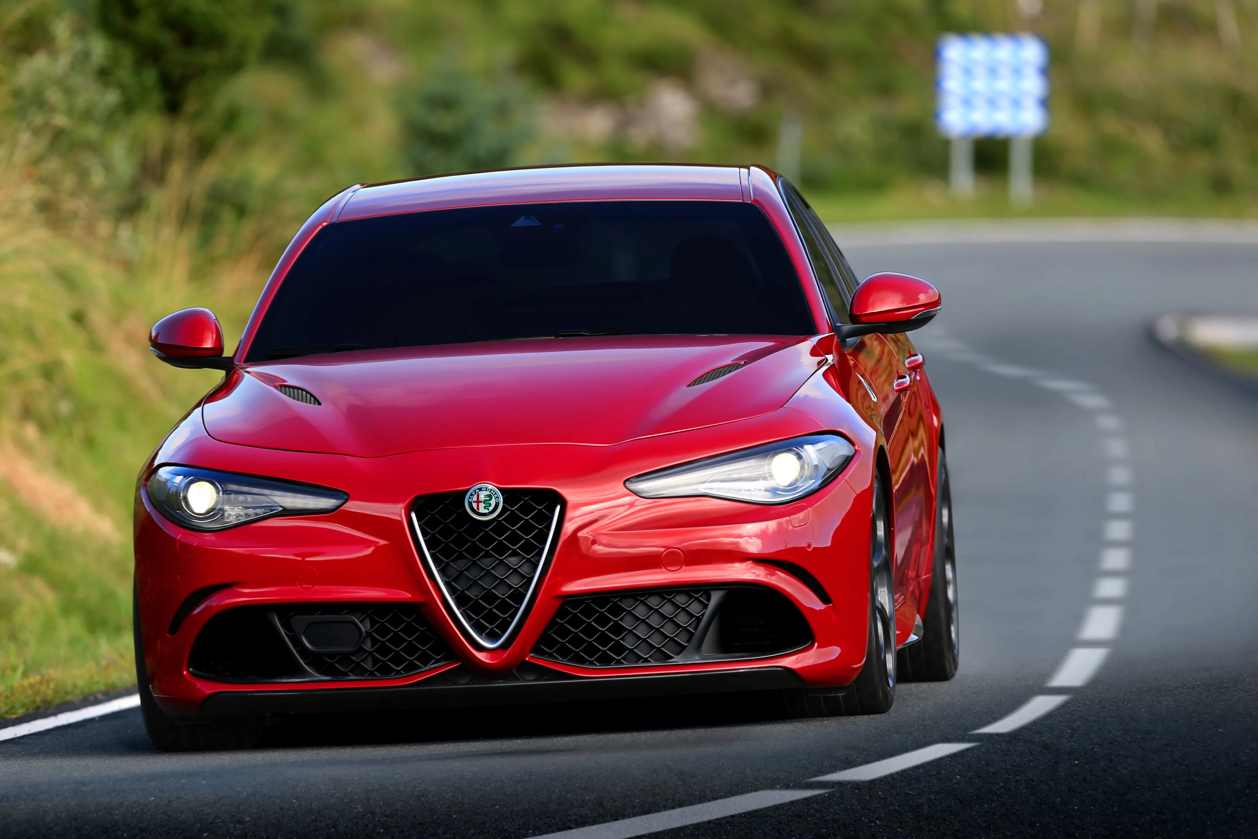 ALFA-ROMEO-Giulia-Quadrifoglio-Verde-5465_12-4.jpeg