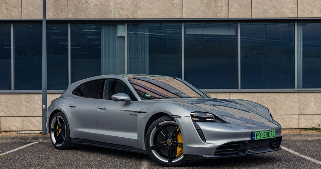 Porsche Taycan w opałach: Ograniczenia ładowania i wizyty w serwisie dla właścicieli elektryków