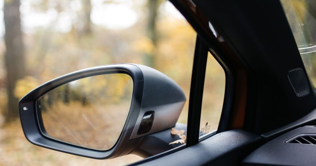 Jak prawidłowo ustawić lusterka w samochodzie