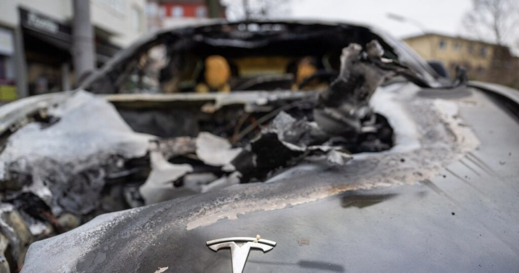 Jak uniknąć mandatu za parkowanie motocykla na chodniku? Przewodnik dla kierowców jednośladów.