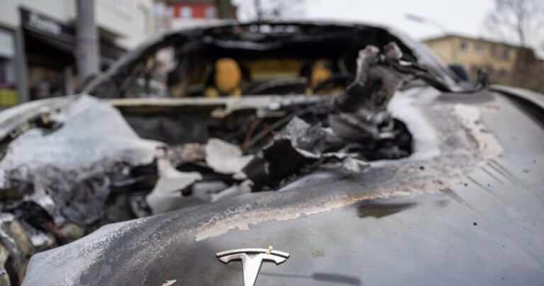 Jak uniknąć mandatu za parkowanie motocykla na chodniku? Przewodnik dla kierowców jednośladów.