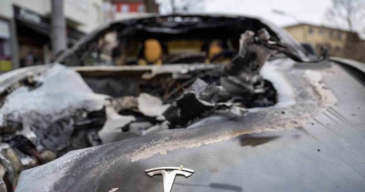 Jak uniknąć mandatu za parkowanie motocykla na chodniku? Przewodnik dla kierowców jednośladów.