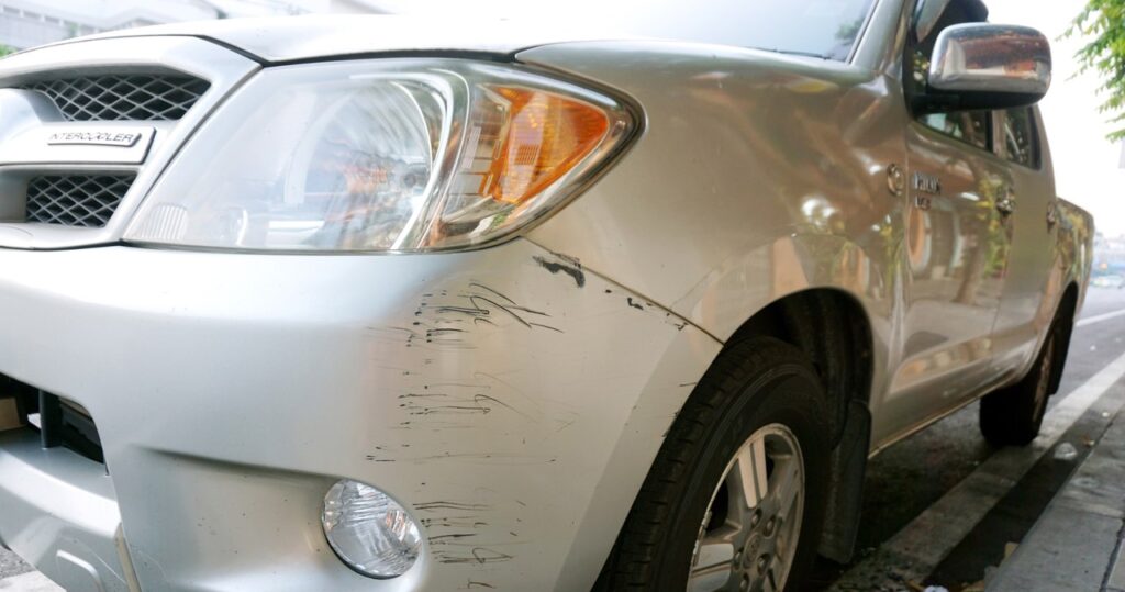 Skuteczne metody usuwania rys na lakierze samochodowym: poradnik dla kierowców