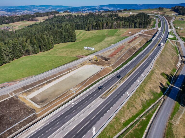 Asfalt na Zakopiance topnieje w upale – kierowcy alarmują o problemach na drodze