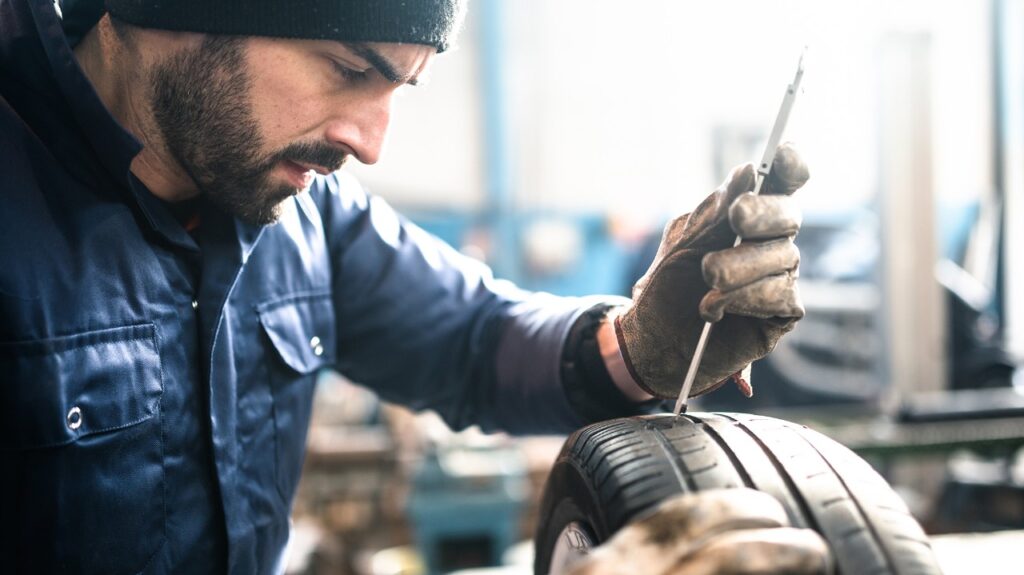 Jak samodzielnie sprawdzić stan opon przed długą trasą?