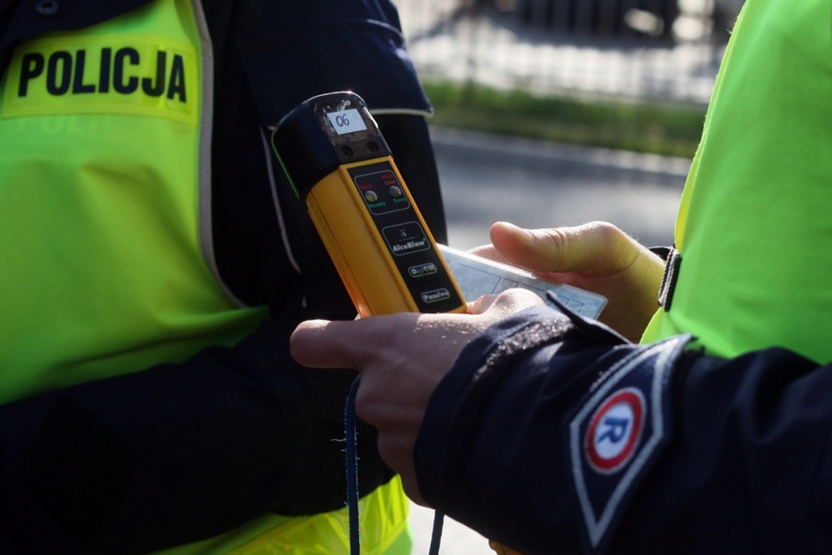 Pijani policjanci w radiowozie uderzyli w ogrodzenie w Płońsku
