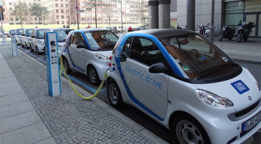 Wielka Brytania na drodze do zakazu sprzedaży nowych samochodów spalinowych do 2030 roku: co to oznacza dla kierowców?