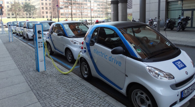 Wielka Brytania na drodze do zakazu sprzedaży nowych samochodów spalinowych do 2030 roku: co to oznacza dla kierowców?