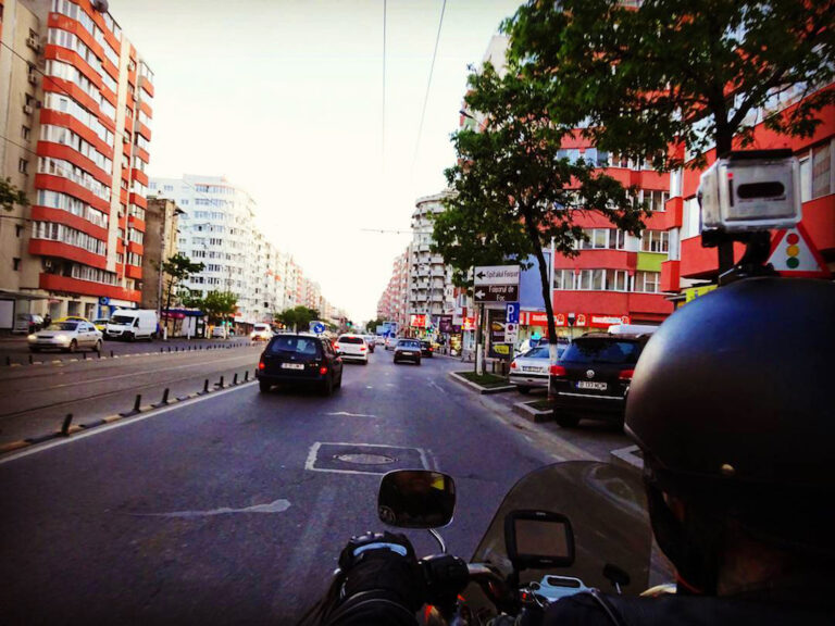 Niedzielny zakaz jazdy samochodami jako krok w stronę dekarbonizacji transportu w Polsce