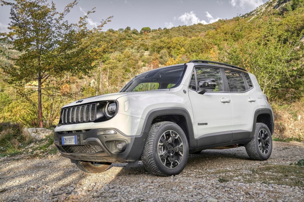 Jeep Avenger 4xe - nowoczesny SUV z Polski z napędem 4x4 i hybrydowymi możliwościami