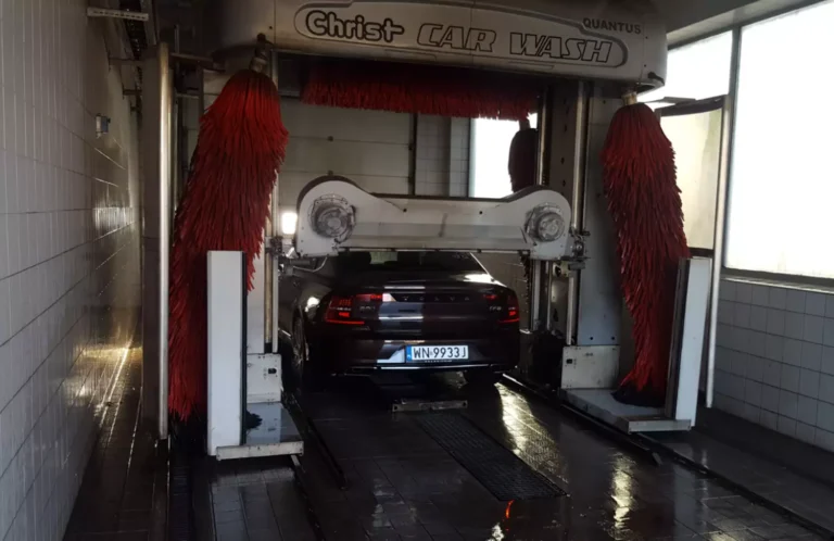 Jak nie zrujnować lakieru podczas mycia samochodu: najważniejsze zasady pielęgnacji pojazdu