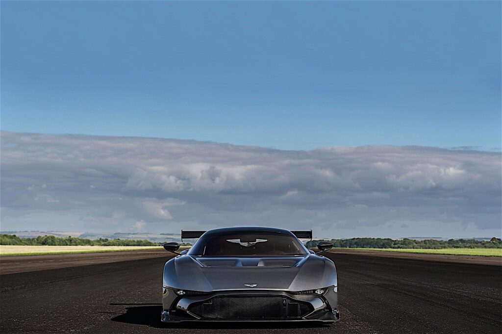 ASTON MARTIN Vulcan 2015-2016