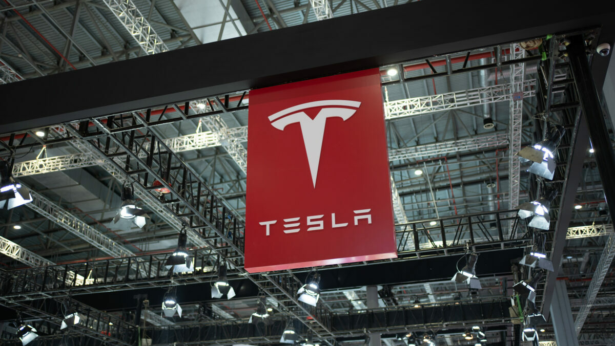 Tesla zmaga się z spadkiem dostaw o 13%