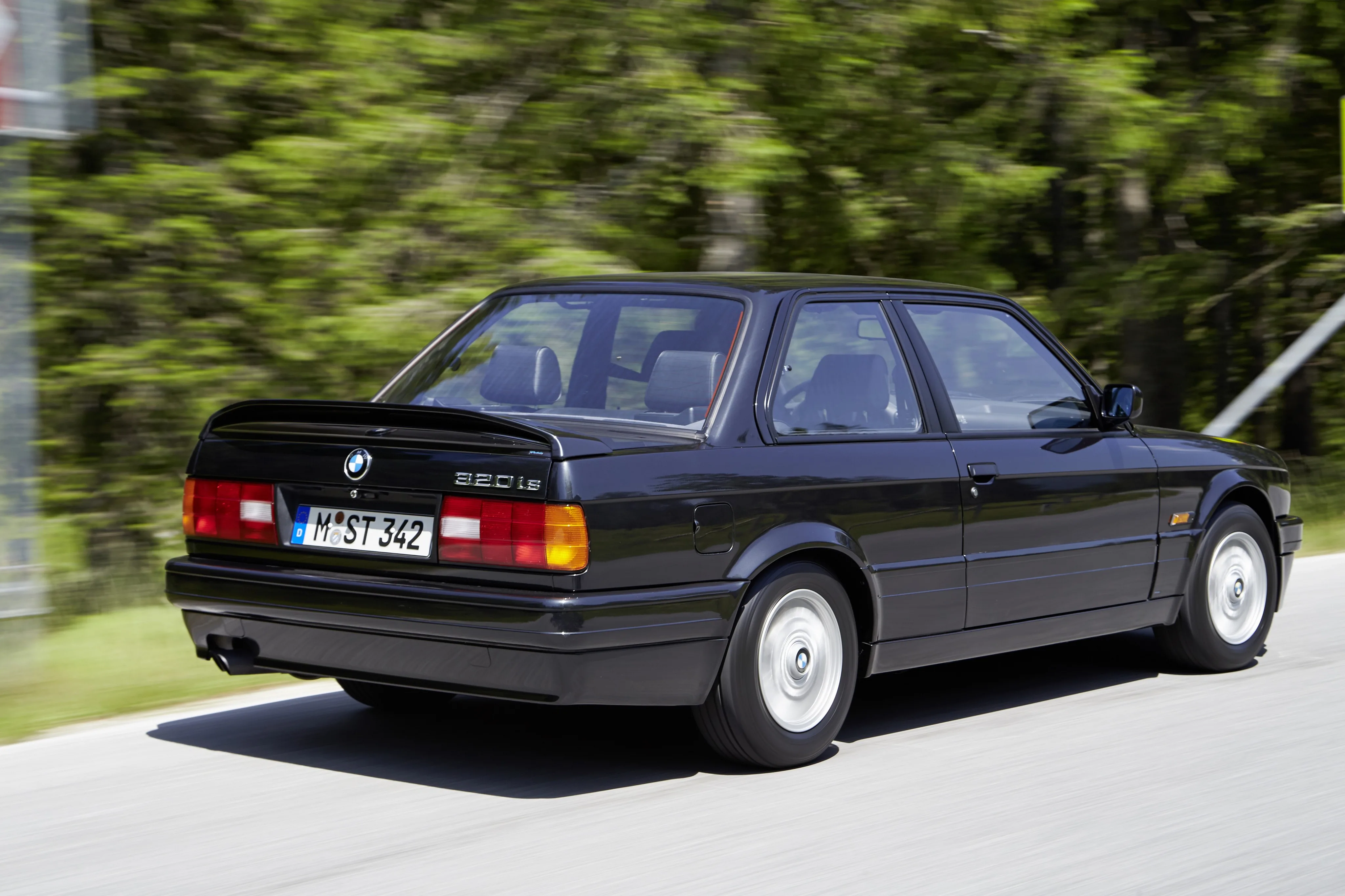 BMW-3-Series-Coupe-E30-763_56.jpeg