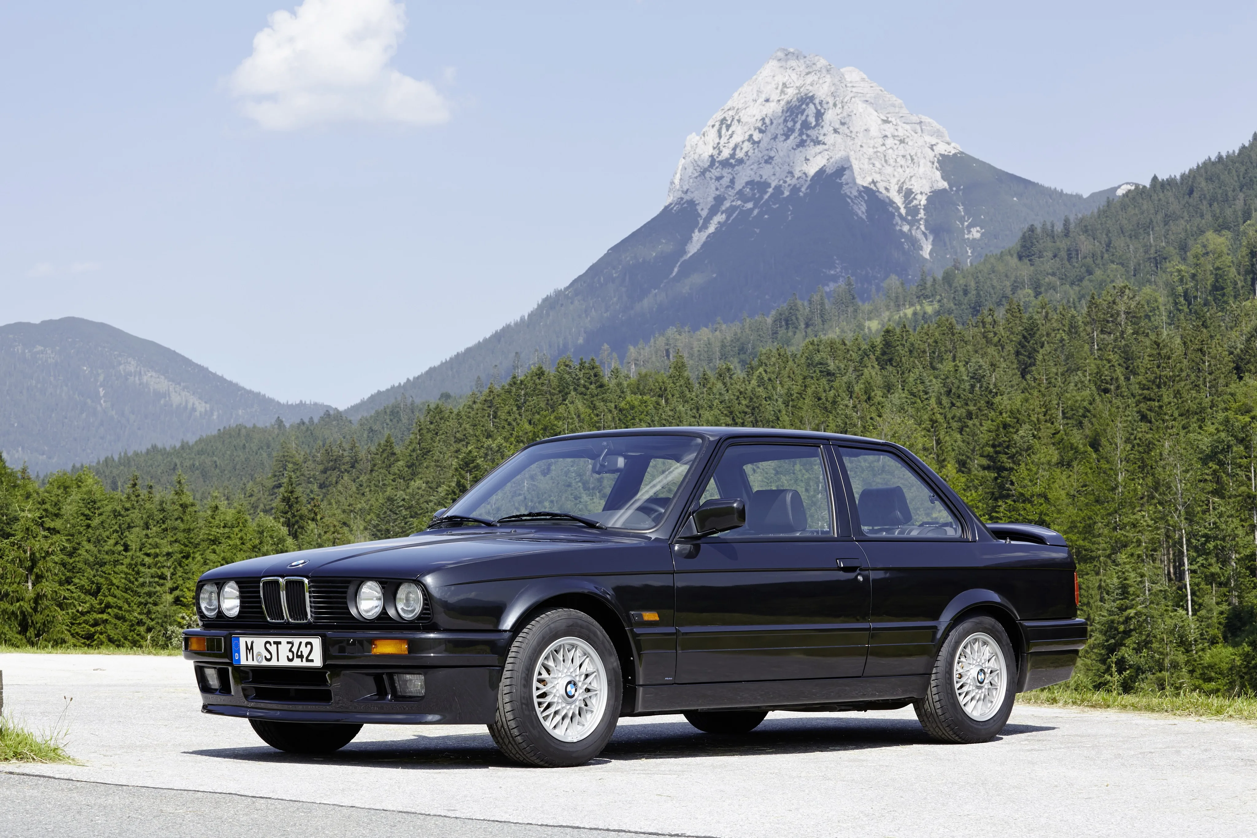 BMW-3-Series-Coupe-E30-763_59.jpeg