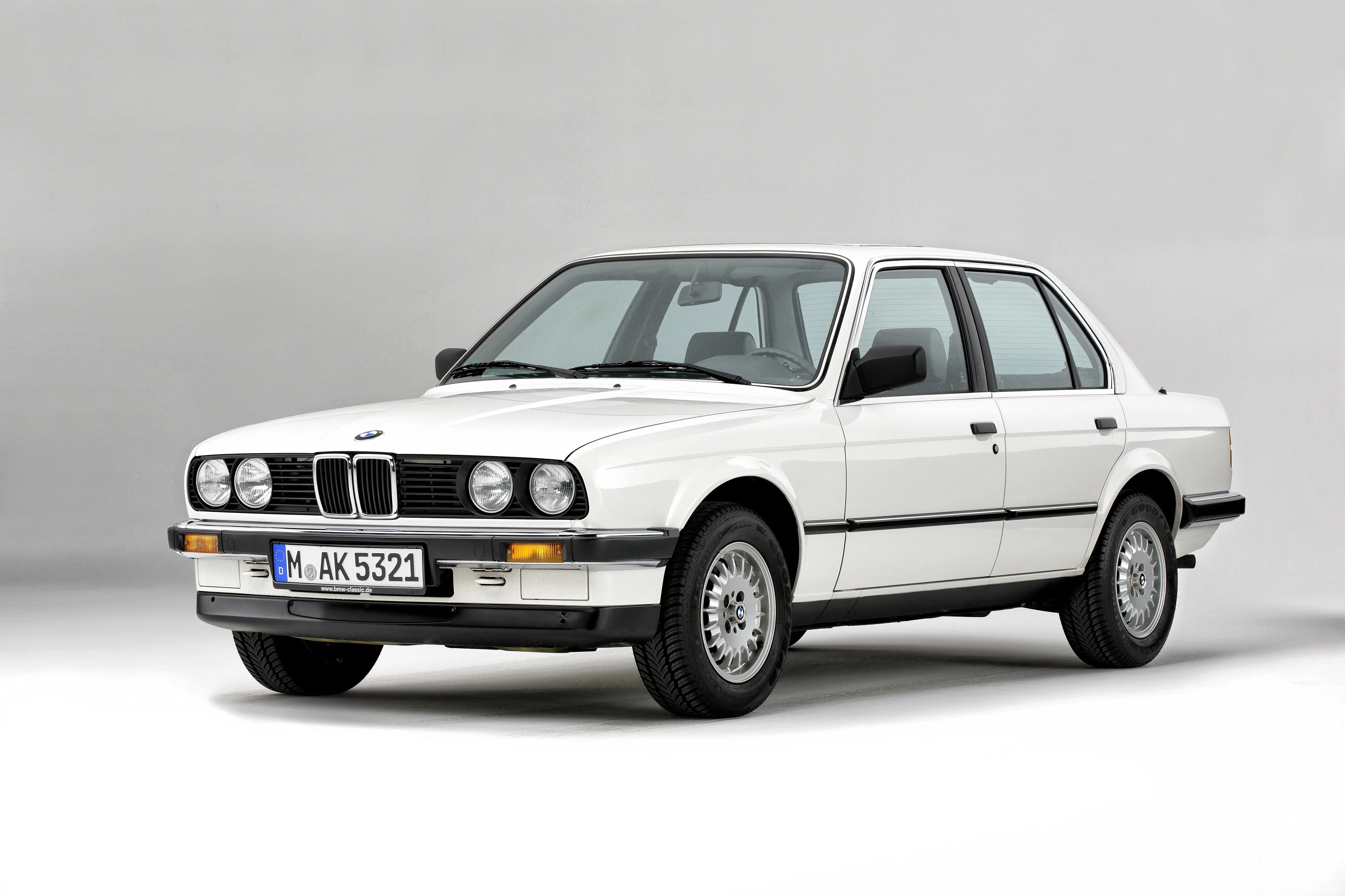 BMW-3-Series-Sedan-E30-764_42.jpeg
