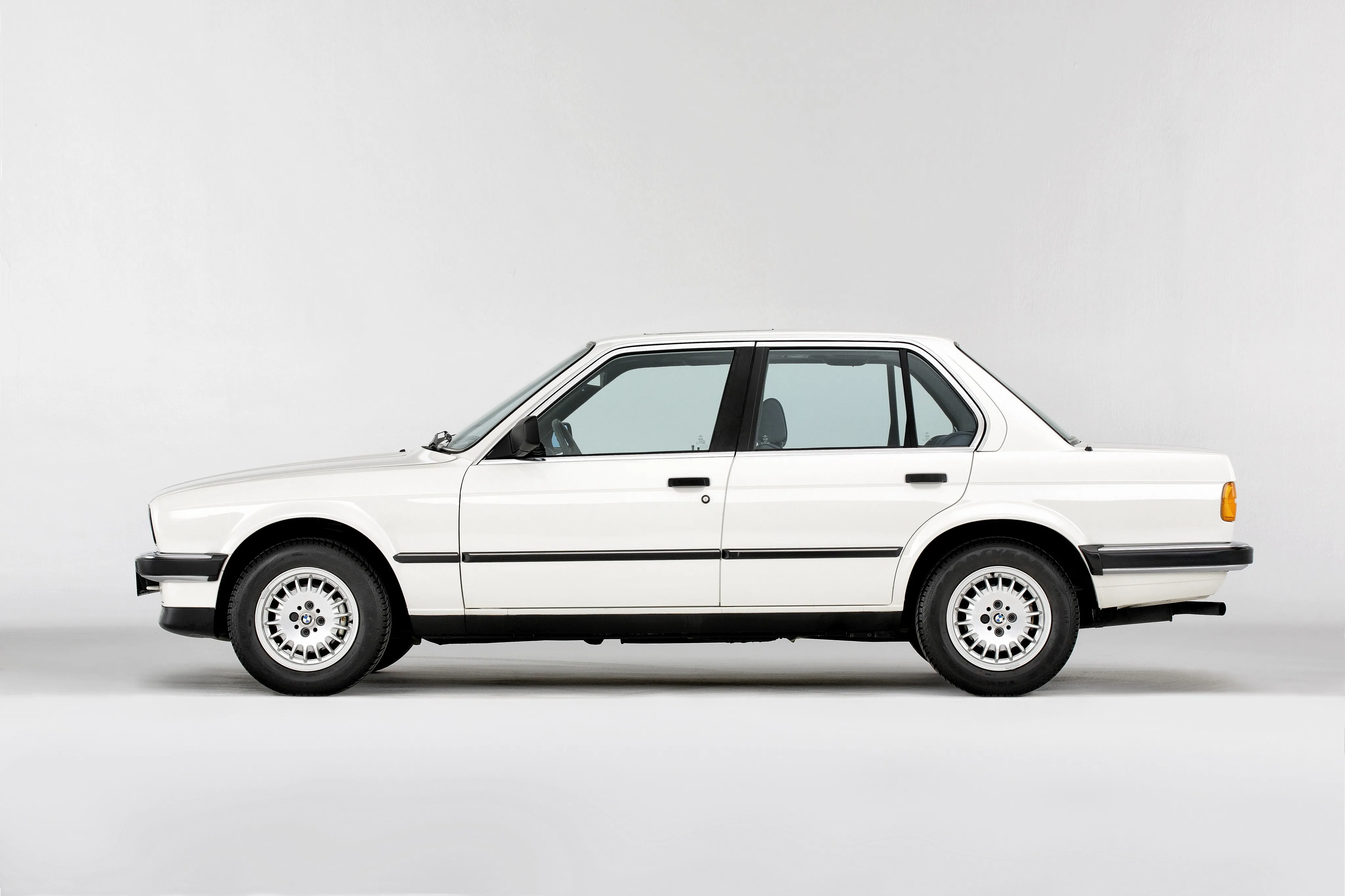 BMW-3-Series-Sedan-E30-764_43.jpeg