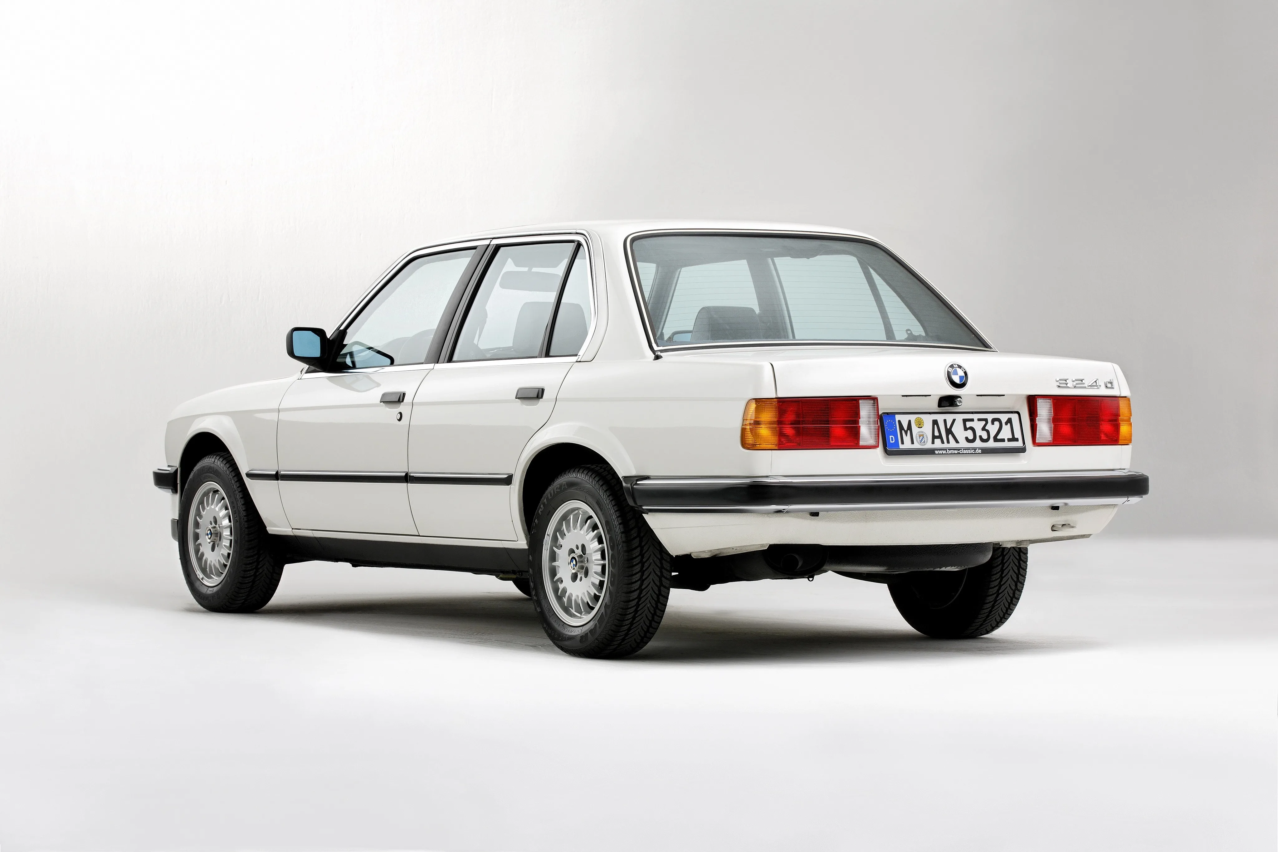BMW-3-Series-Sedan-E30-764_44.jpeg