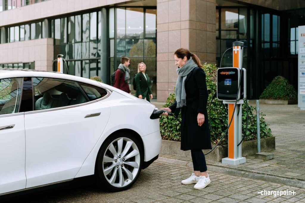 Tesla utrzymuje pozycję lidera sprzedaży EV w USA mimo spadków na rynku