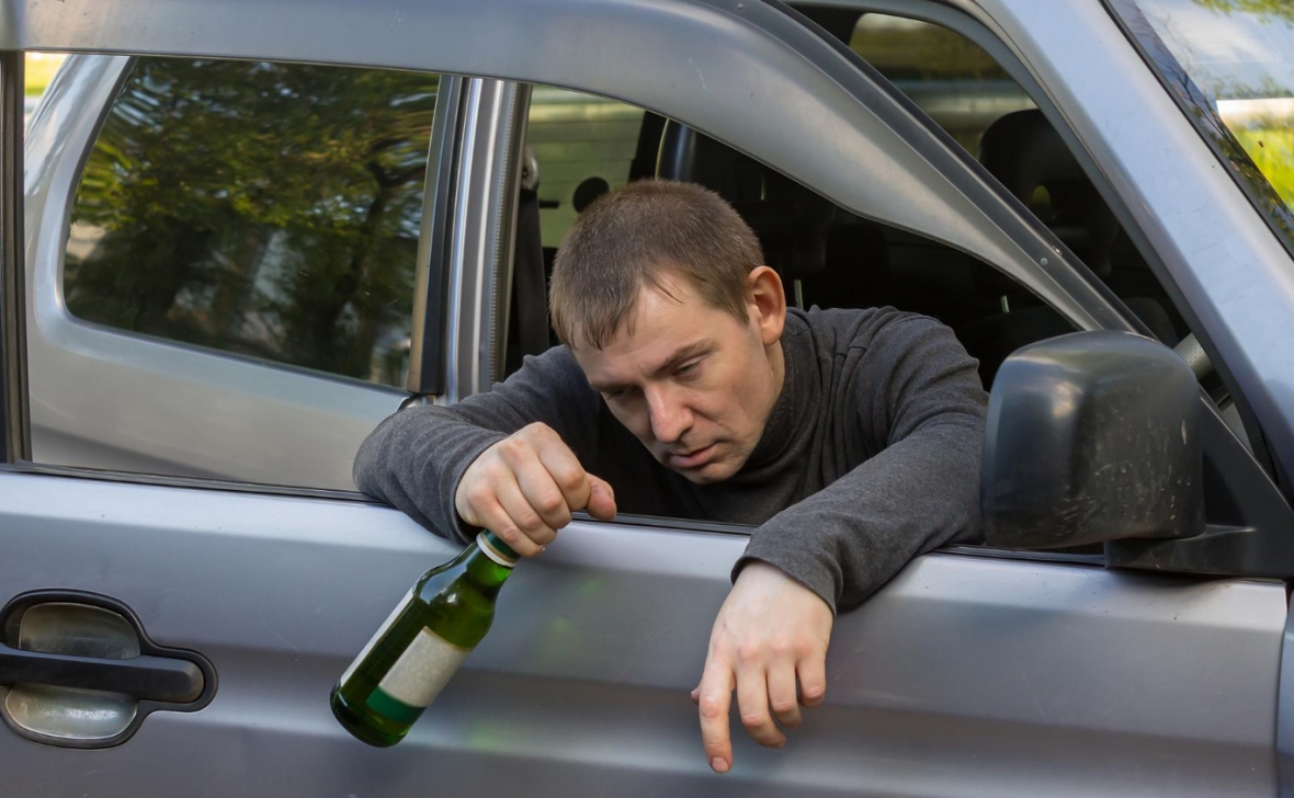 Pijany kierowca w Łukowie uciekał przed policją i rozbił samochód o słup sygnalizacji