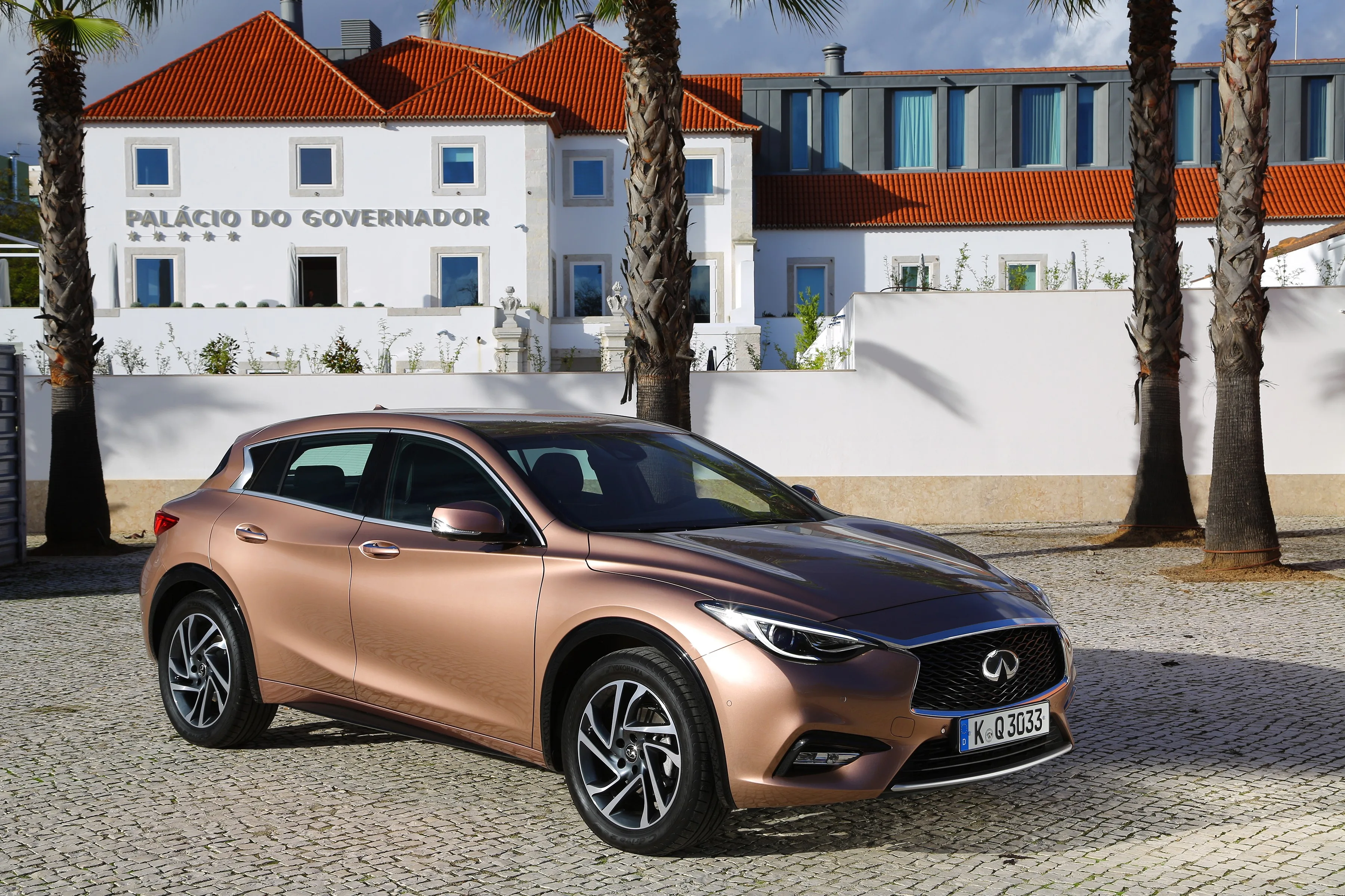 INFINITI-Q30-5556_56.jpeg