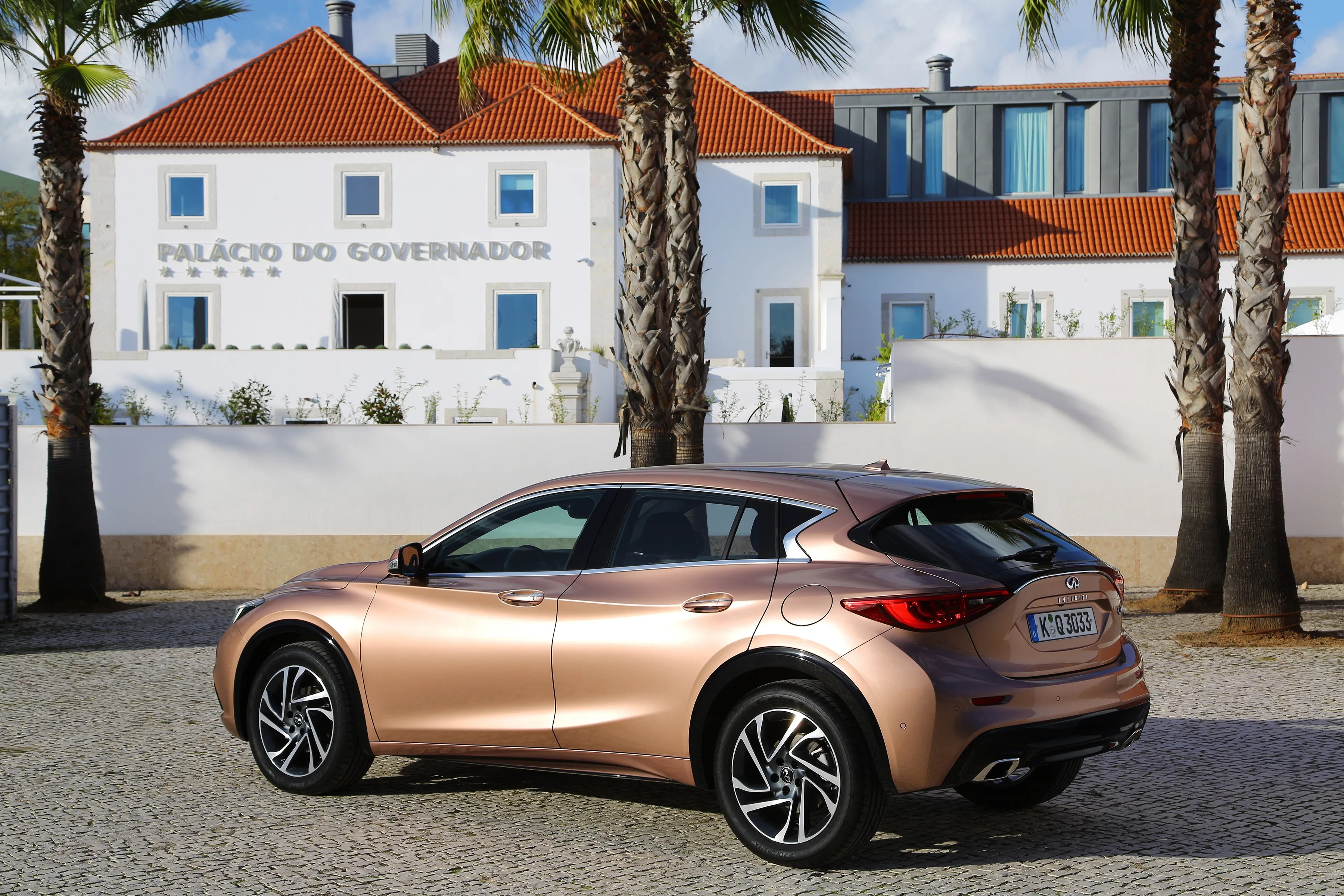 INFINITI-Q30-5556_64.jpeg