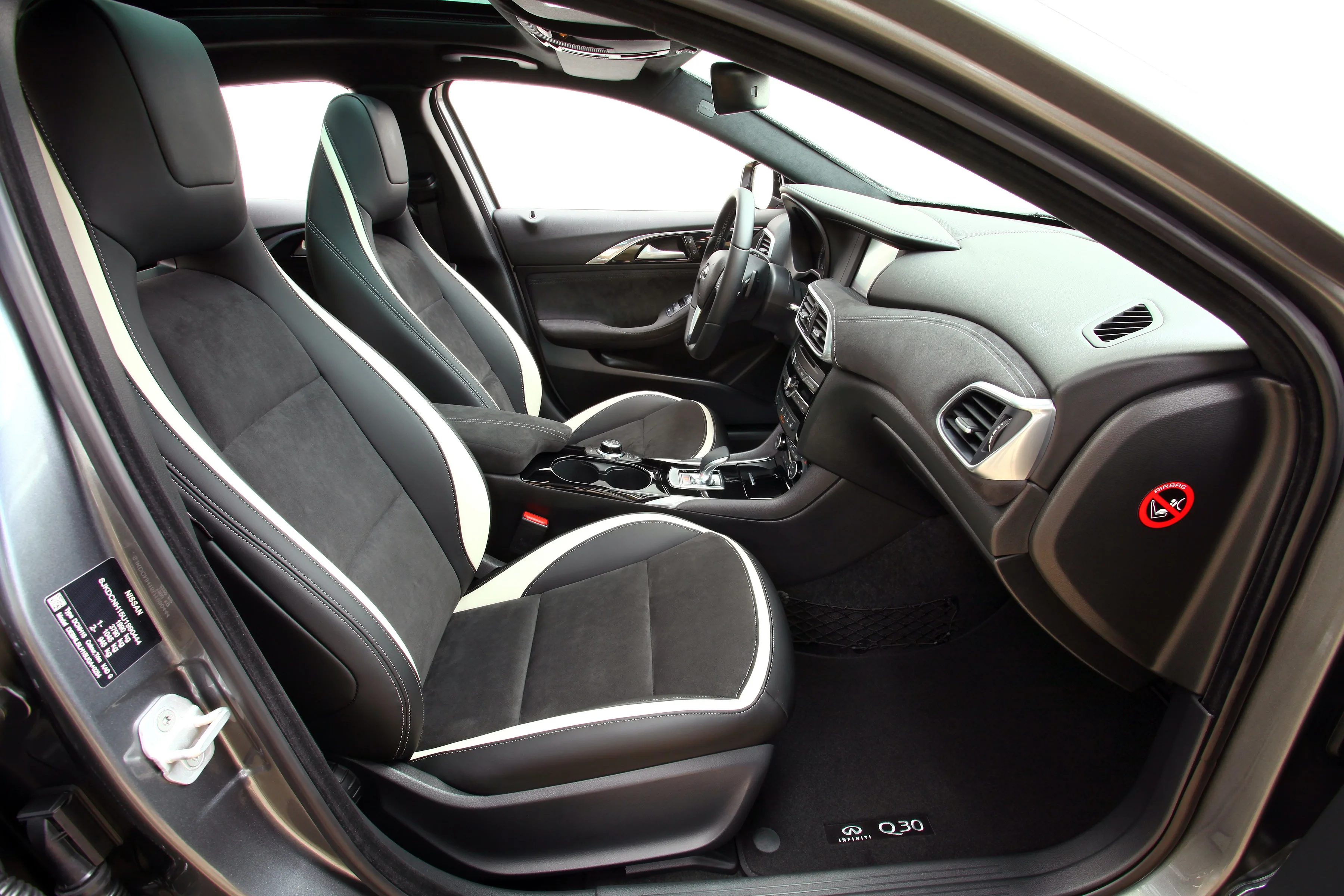 INFINITI-Q30-5556_9.jpeg