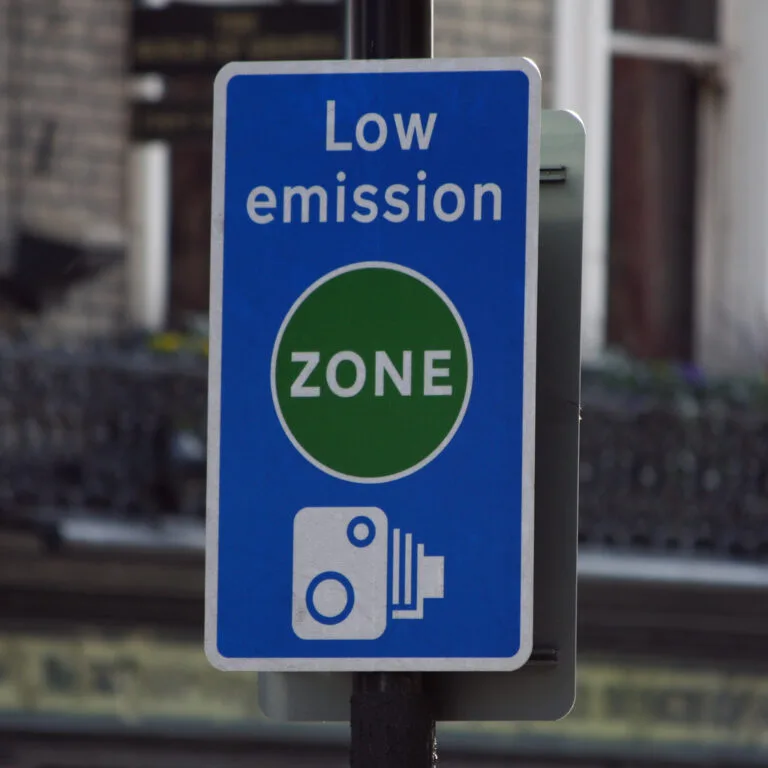 Nowy znak drogowy w Hiszpanii: Zasady wjazdu do strefy niskiej emisji i kary dla kierowców