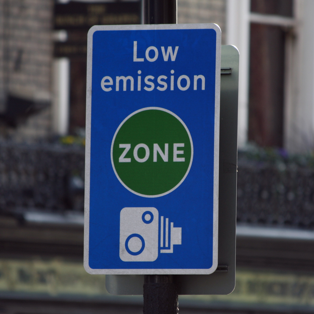 Nowy znak drogowy w Hiszpanii: Zasady wjazdu do strefy niskiej emisji i kary dla kierowców
