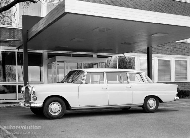 MERCEDES BENZ E-Klasse "Kleine Heckflosse" Lang (W110) 1965-1968