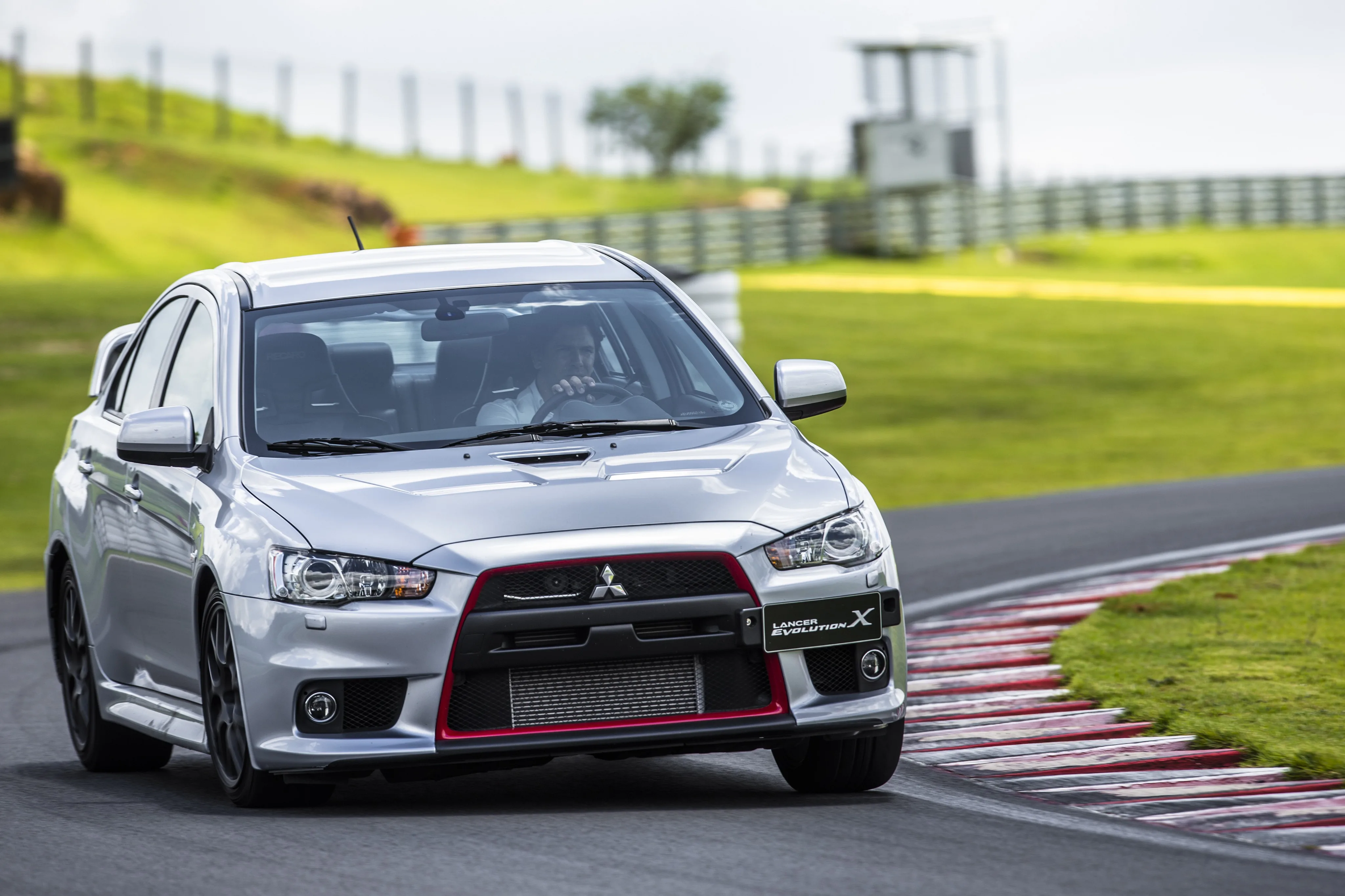 MITSUBISHI-Lancer-Evolution-X-3769_164-1.jpeg