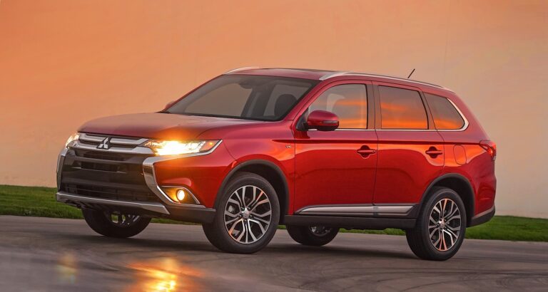 2016 Mitsubishi Outlander / Airtrek