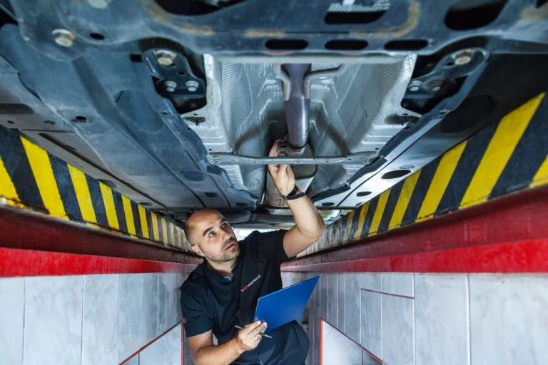 Jak bezpiecznie kupić używane auto i uniknąć oszustw sprzedawców?