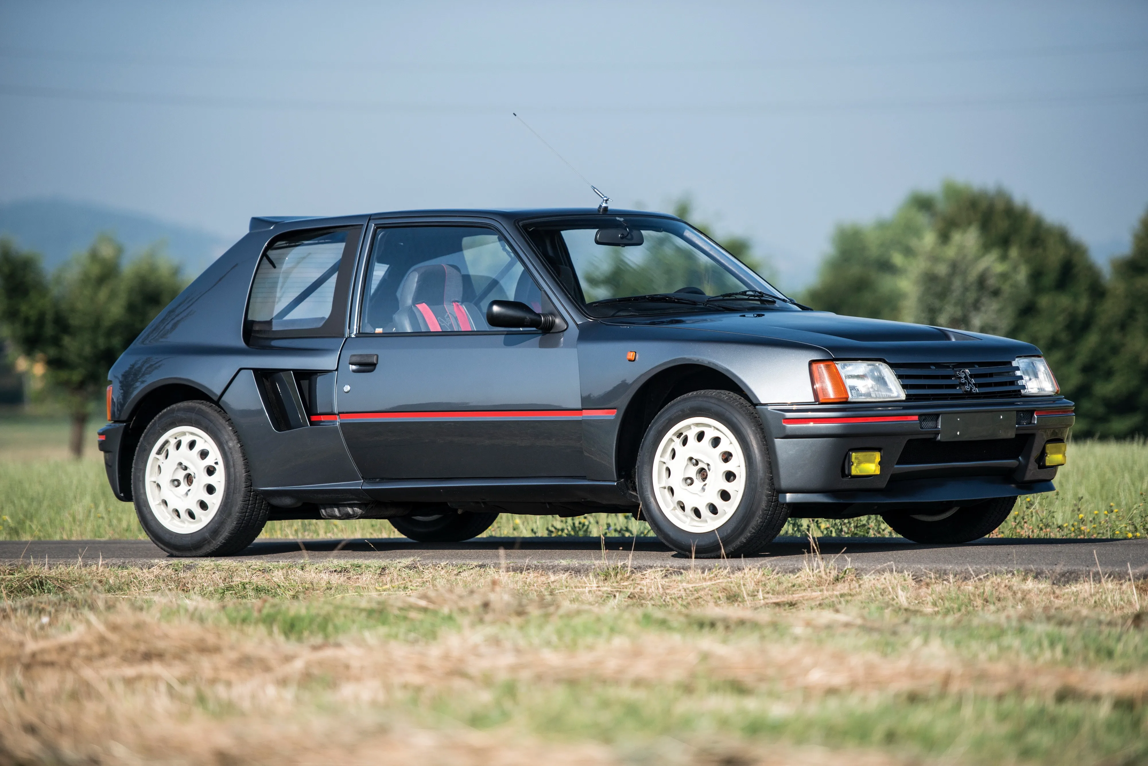 PEUGEOT-205-T16-2571_28.jpeg