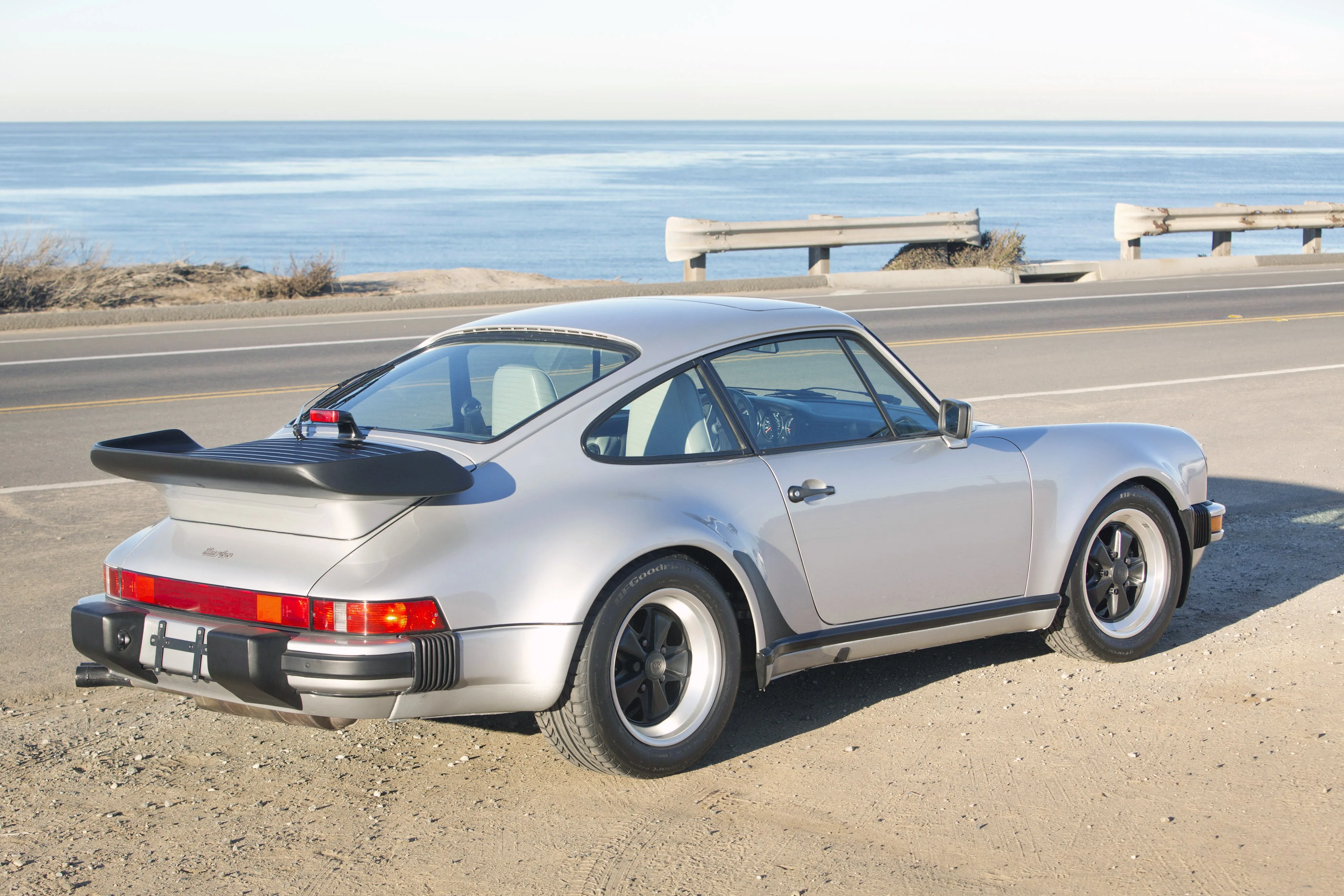 PORSCHE-911-Turbo-930-2987_48.jpeg
