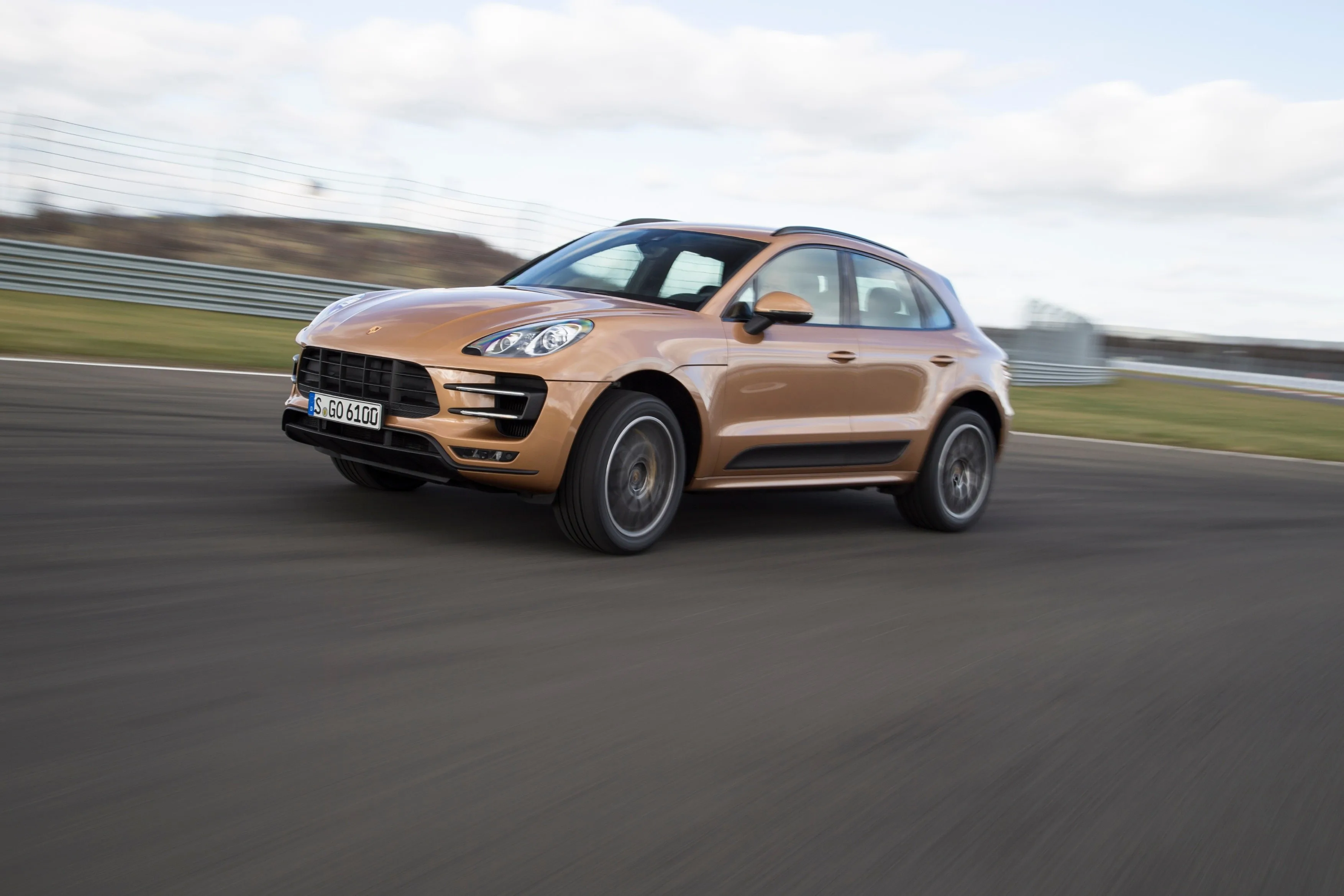 PORSCHE-Macan-Turbo-5538_61.jpeg