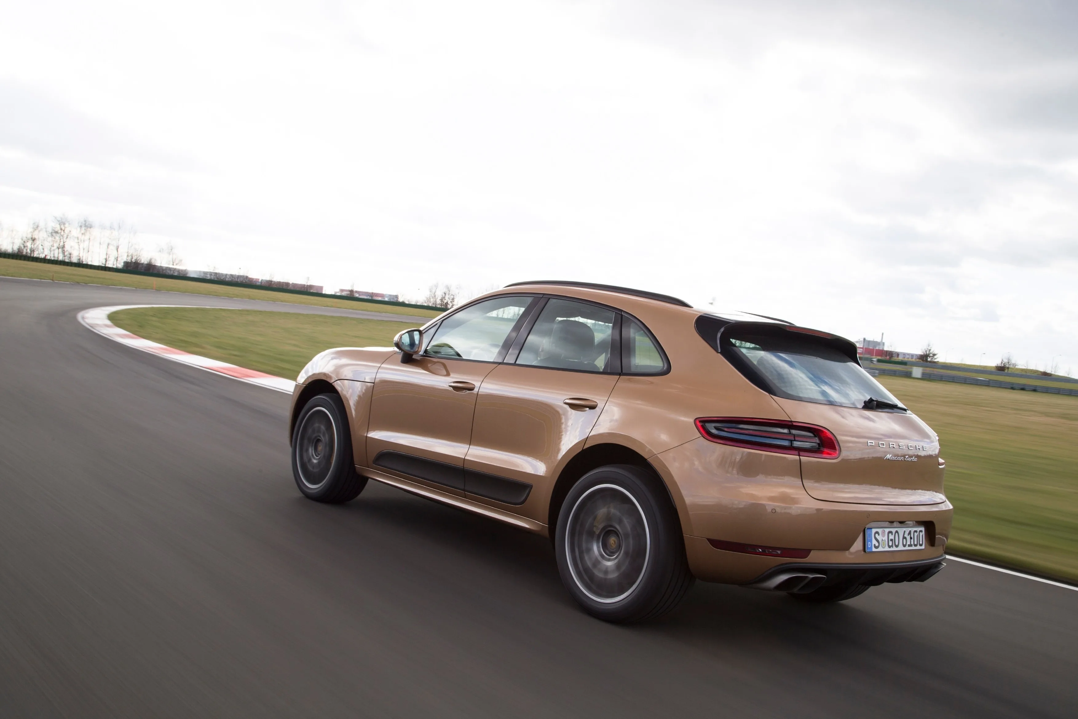 PORSCHE-Macan-Turbo-5538_62.jpeg