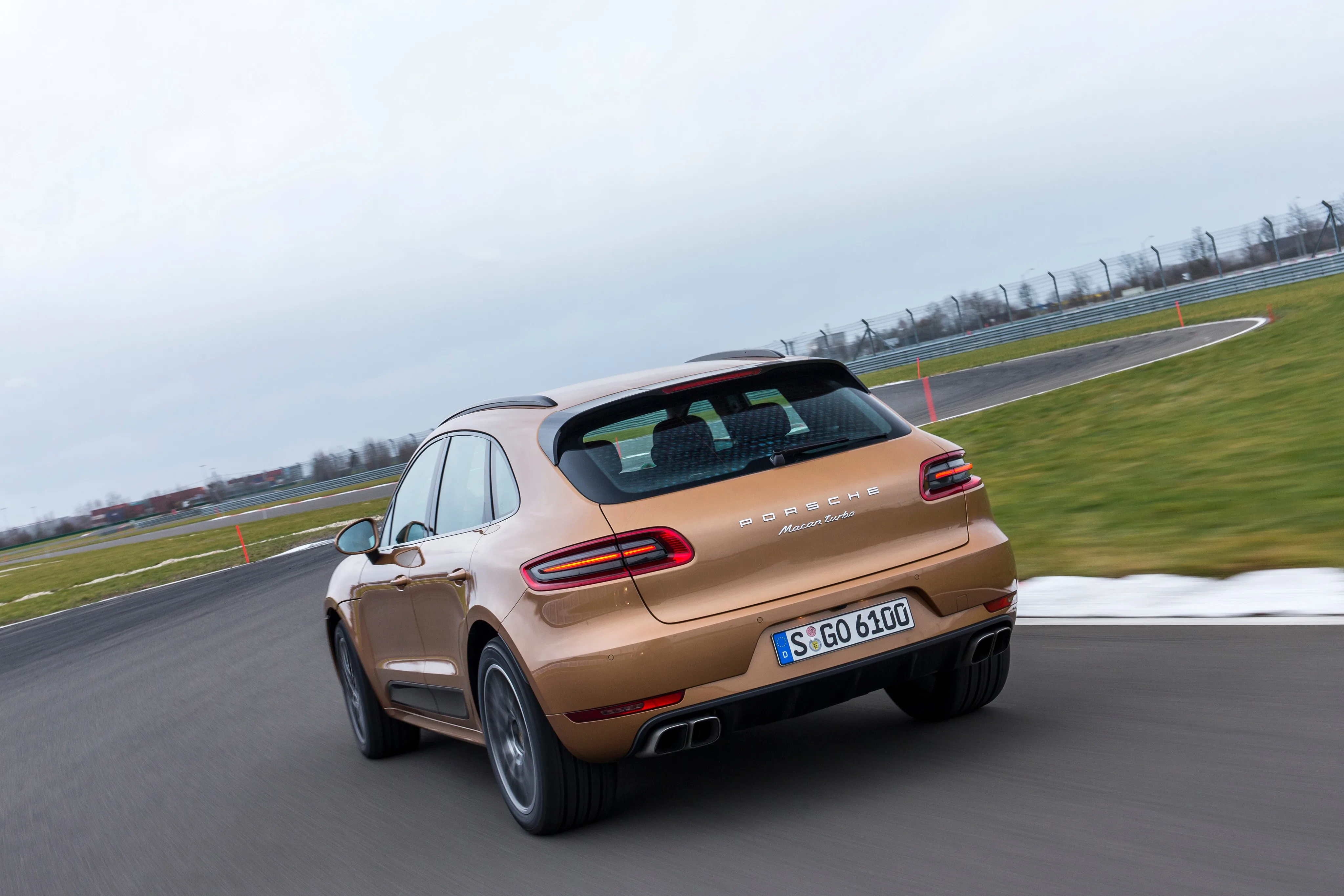 PORSCHE-Macan-Turbo-5538_64.jpeg