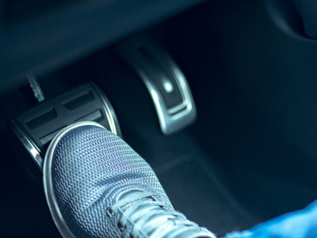 Dlaczego pedał sprzęgła wpada w podłogę?