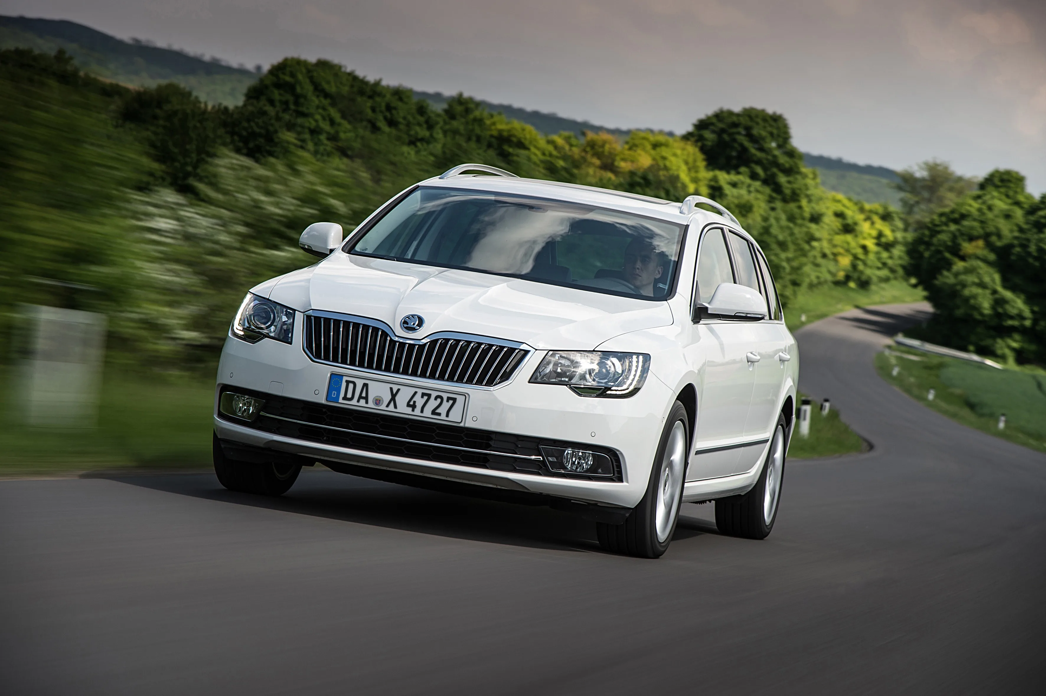 SKODA-Superb-Combi-4366_43.jpg