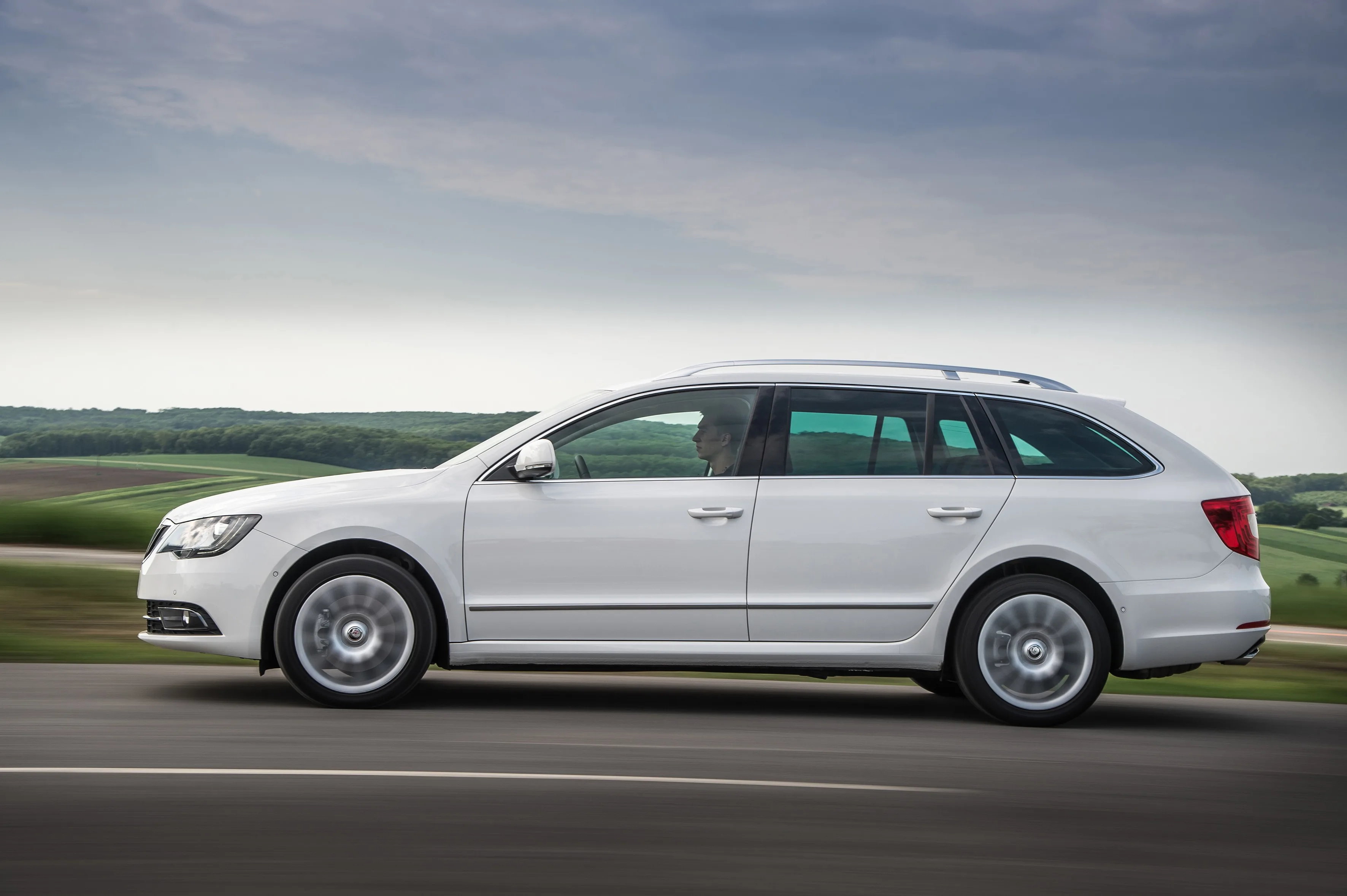 SKODA-Superb-Combi-4366_44.jpg