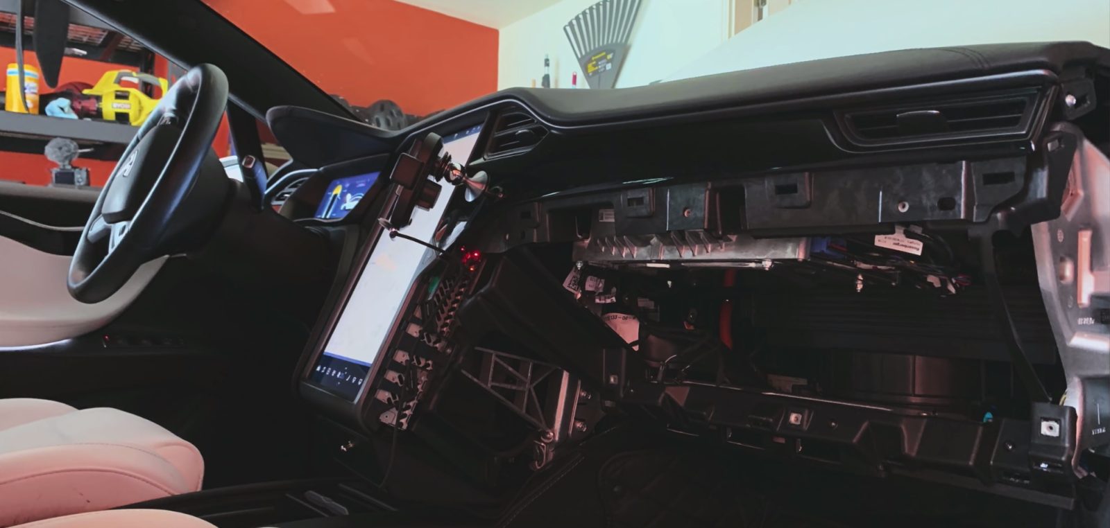 Tesla w obliczu kryzysu: miliony samochodów czekają na wymianę komputerów autonomicznych