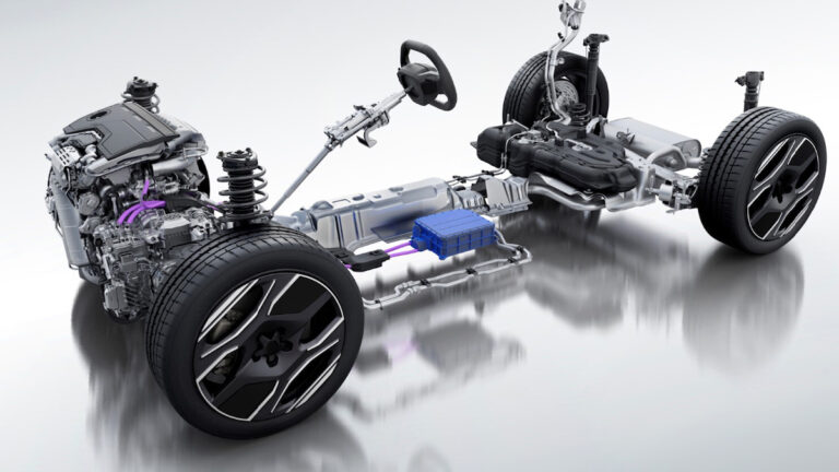 Hybrydowy napęd Stellantis: Czy nowy silnik 1.2 T zbliża się do standardów Toyoty?