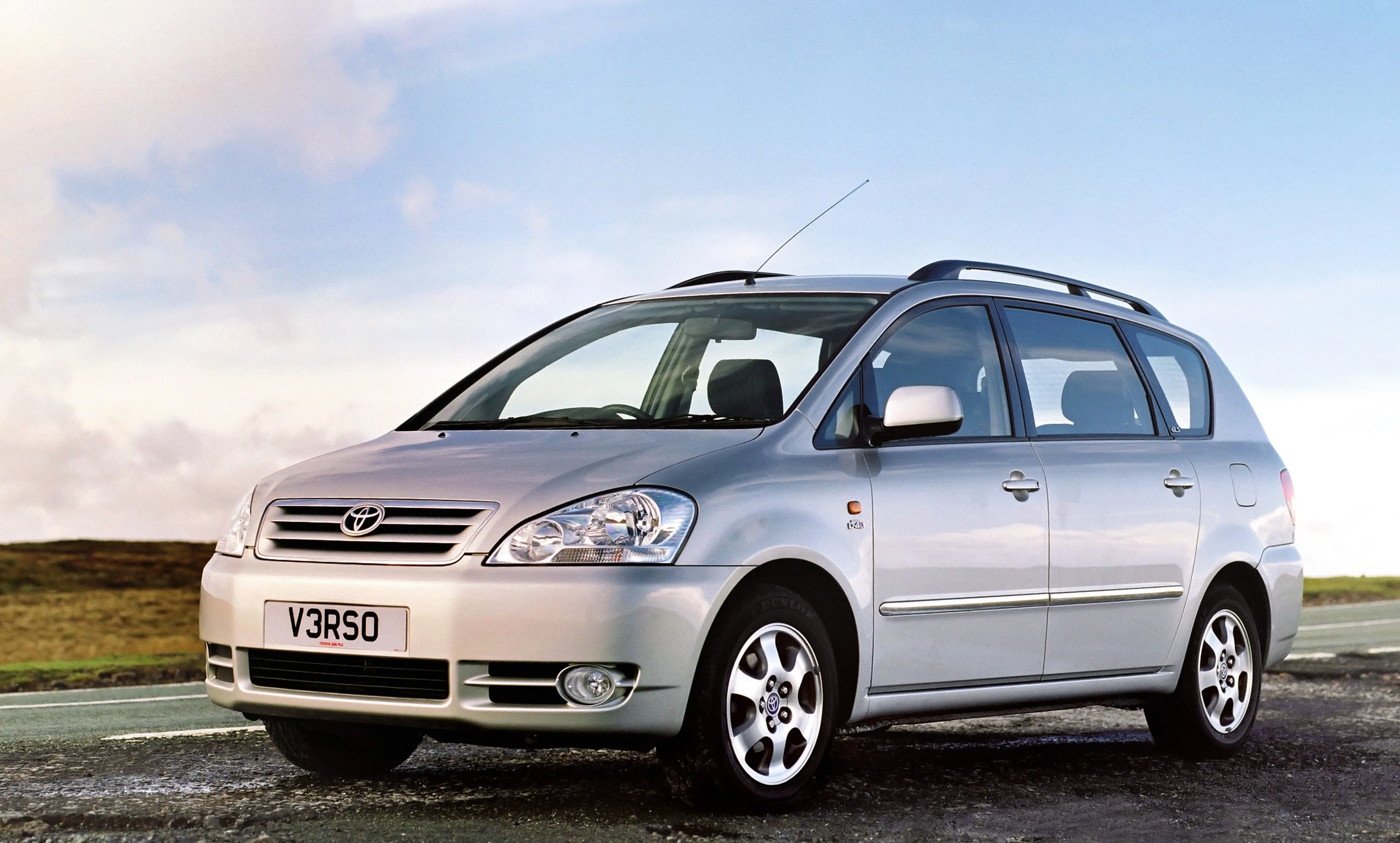 TOYOTA-Avensis-Verso-648_16.jpeg