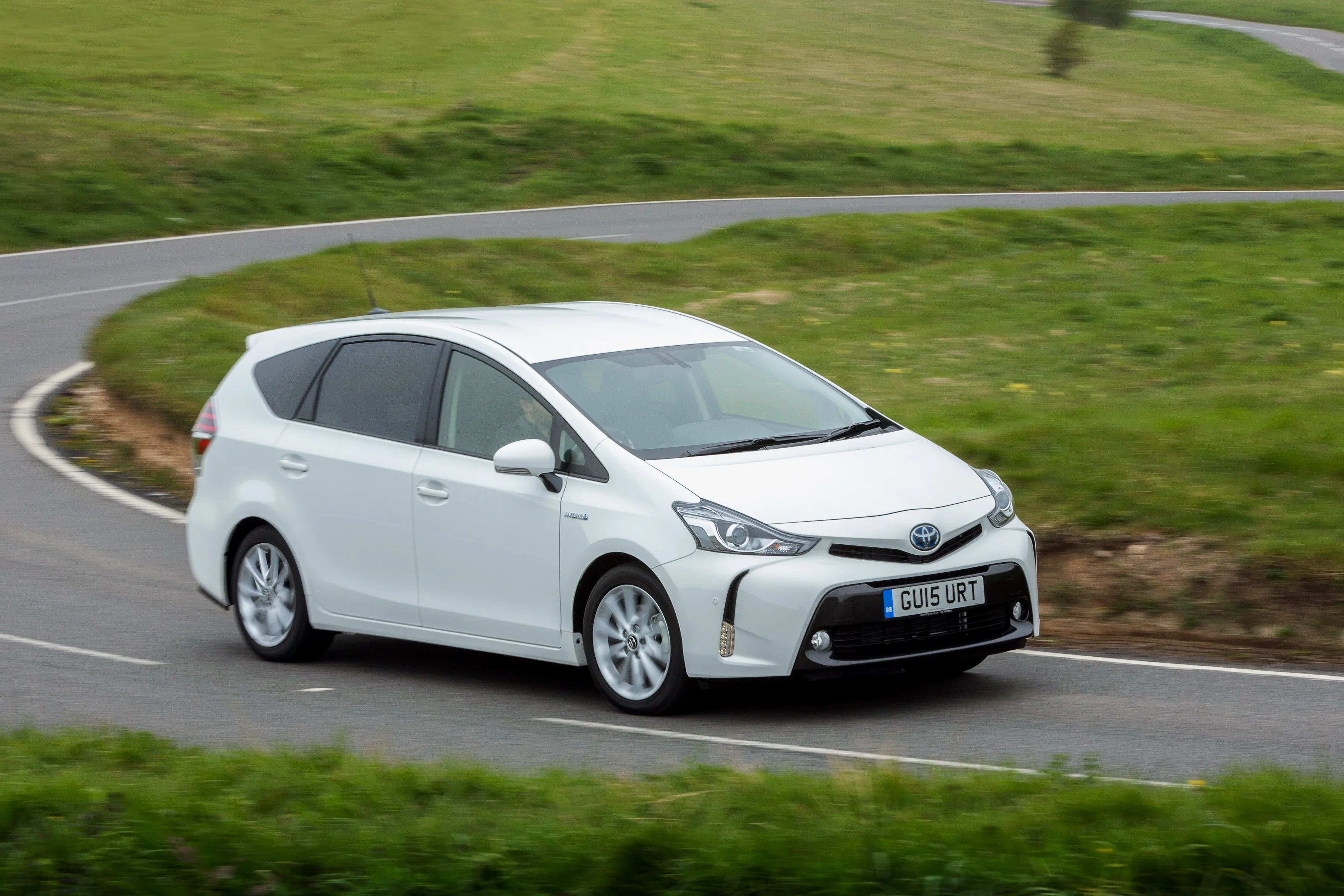 TOYOTA-Prius-v-Prius-5661_28.jpeg