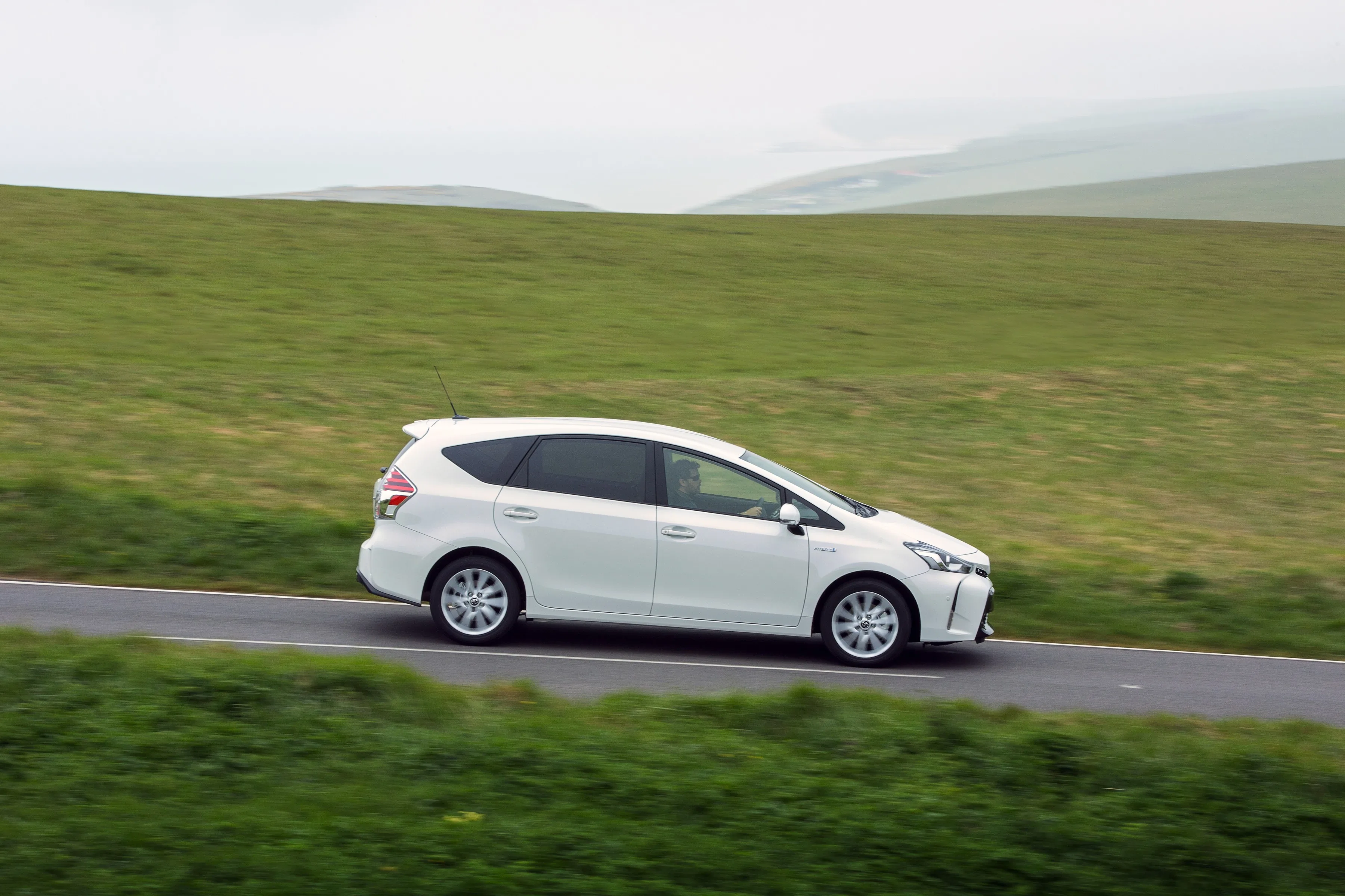 TOYOTA-Prius-v-Prius-5661_29.jpeg