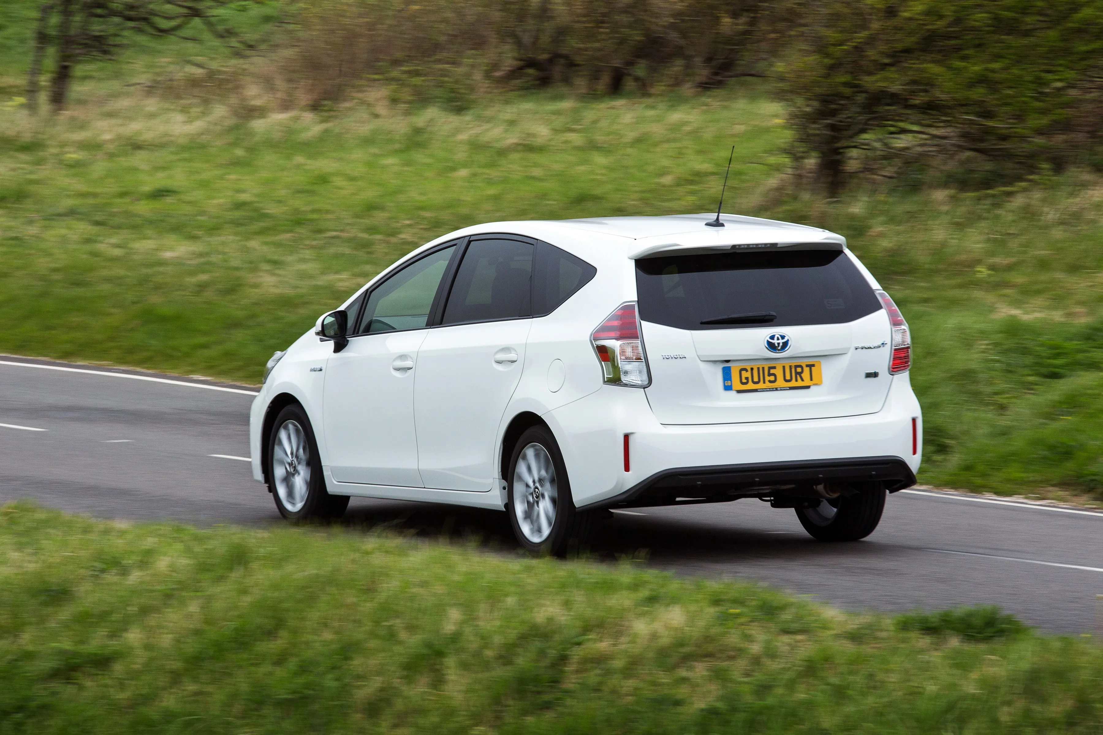 TOYOTA-Prius-v-Prius-5661_30.jpeg