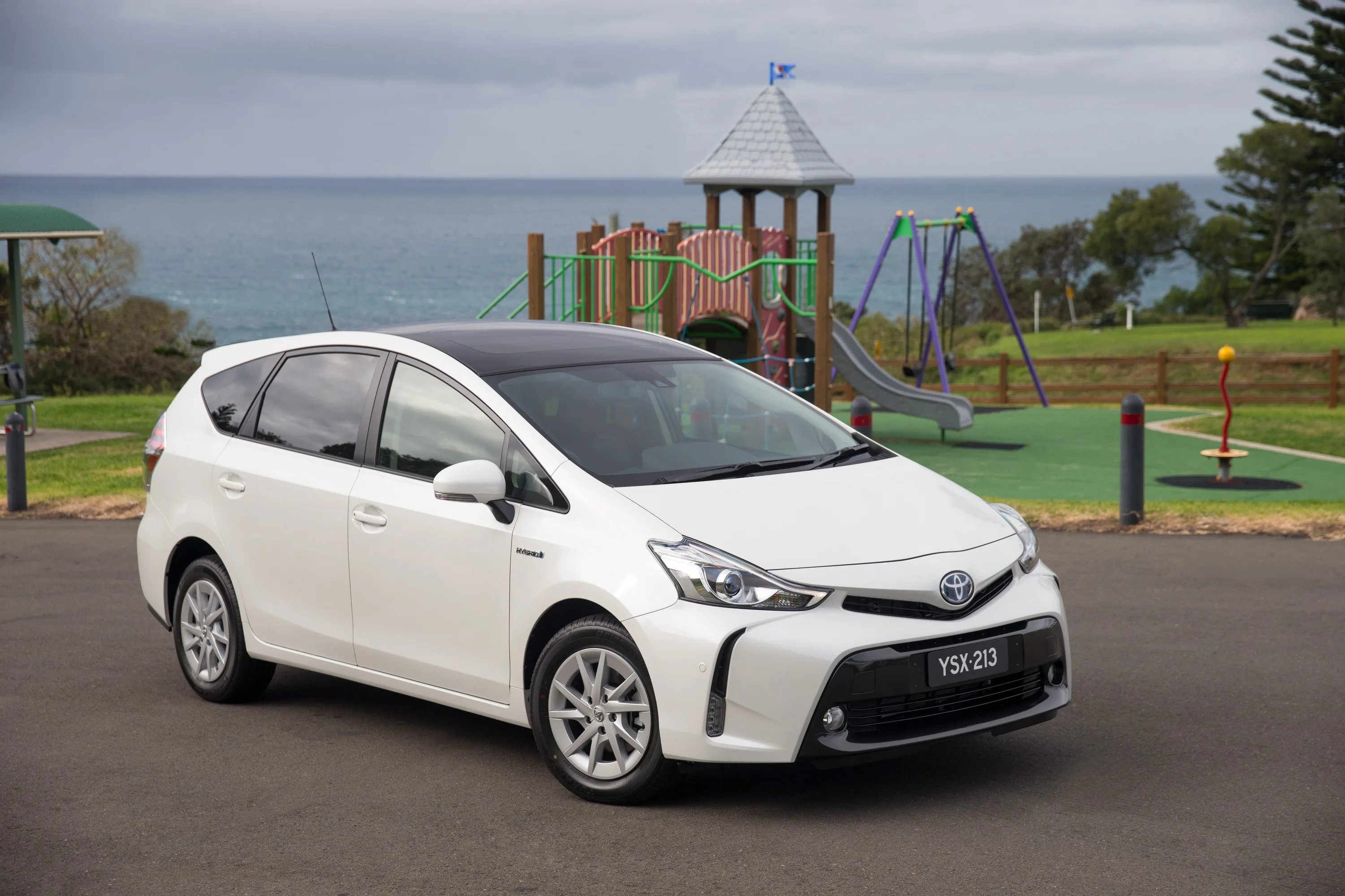TOYOTA-Prius-v-Prius-5661_35.jpeg