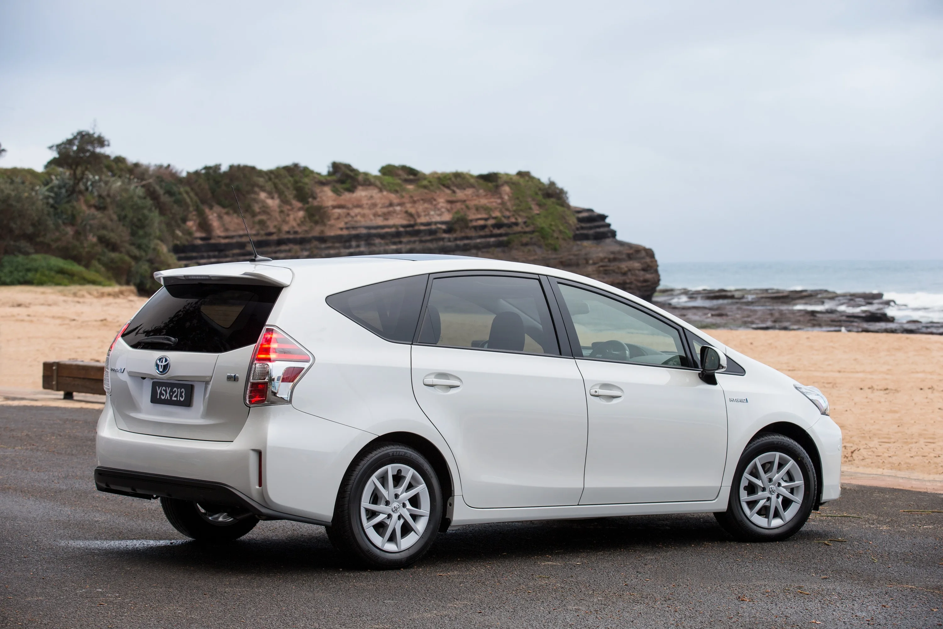 TOYOTA-Prius-v-Prius-5661_36.jpeg