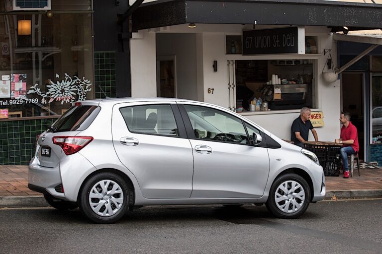 TOYOTA Yaris 5 drzwiowe 2017-2019